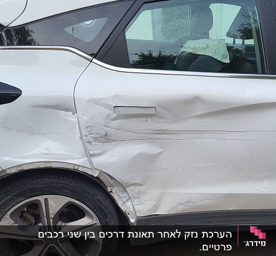 נזק לדלת צד של רכב לבן עם שריטות ושקעים